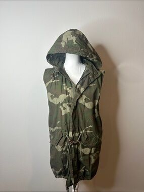 Ashley Mason Hooded Camouflage Field Vest in Olive Green